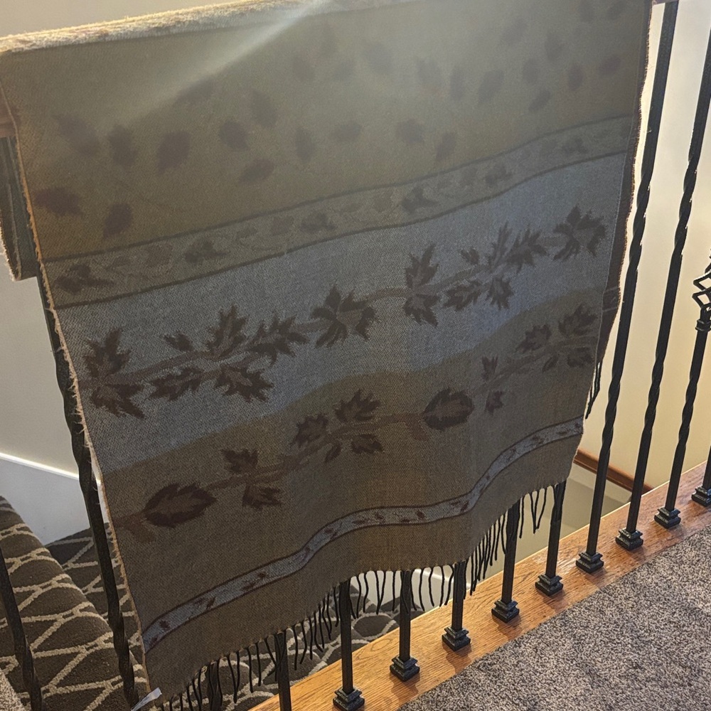 Italian Leaf Patterned Fringe Throw Blanket